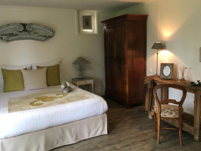 Chambre Judeline, lit double et bureau