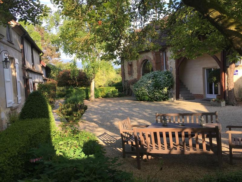 La terrasse sous les arbres