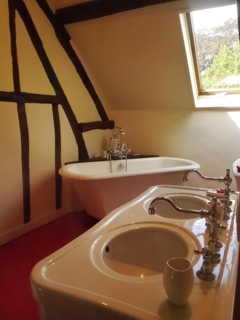 Salle de bains avec baignoire, sous la pente